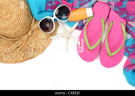 Accessori da spiaggia con cappello di paglia, bottiglia di melissa,solare occhiali da sole,scialle e flip flop su sfondo bianco. Foto Stock