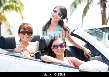 Amiche per divertirsi in una cabriolet Foto Stock