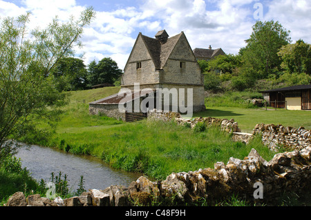 La Colombaia e il Fiume Windrush, Naunton, Gloucestershire, England, Regno Unito Foto Stock