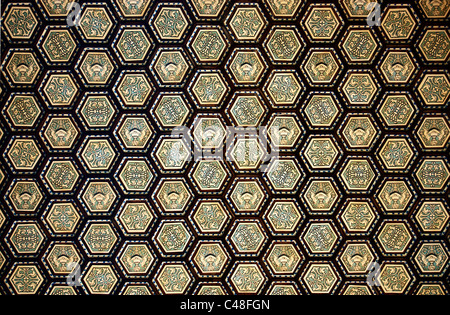 Particolare del soffitto di uno degli edifici della piazza di Spagna di Siviglia (Siviglia) Foto Stock