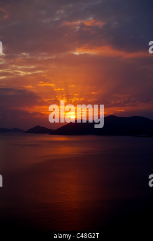 Tramonto sull'isola con una sorprendente raggi del sole - BVI Foto Stock