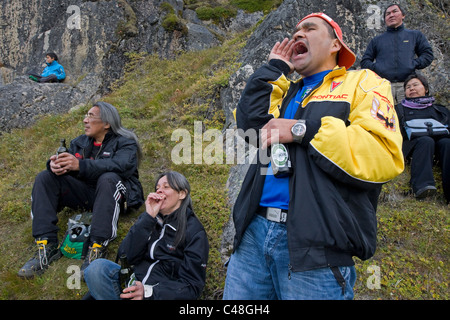 Gli appassionati di calcio in apertura di un nuovo campo di calcio in Qaqortoq, Groenlandia. Foto Stock