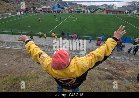 Apertura di un nuovo campo di calcio in Qaqortoq, Groenlandia. Foto Stock