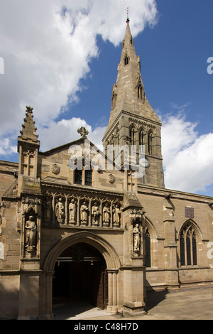 Porta Sud e Vaughan portico ingresso e la guglia della cattedrale di Leicester, Leicester, England, Regno Unito Foto Stock
