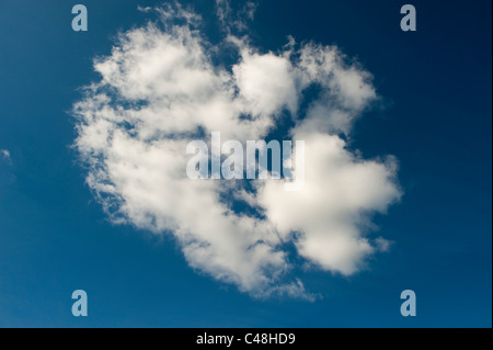 Nuvola Bianca in un cielo blu chiaro Foto Stock