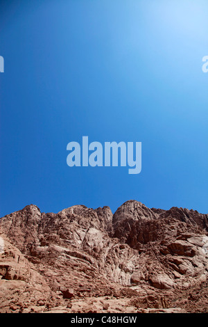 Rocky di montagna arida nel deserto del Sinai accanto il monastero di Santa Caterina, a sud della penisola del Sinai, Egitto Foto Stock