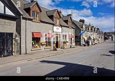 Negozi nella strada principale del villaggio scozzese Tomintoul in Moray Scozia Scotland Foto Stock