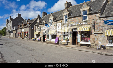 Negozi nella strada principale del villaggio scozzese Tomintoul in Moray Scozia Scotland Foto Stock