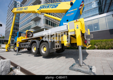 Piattaforma elevatrice autocarro sollevato su quattro cavalletti di supporto Foto Stock