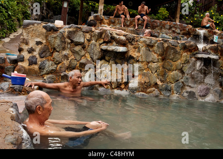 Gli uomini di Taiwan il relax nelle piscine termali del Millenium Hot Springs in Beitou, Taiwan, 5 novembre 2010. Foto Stock