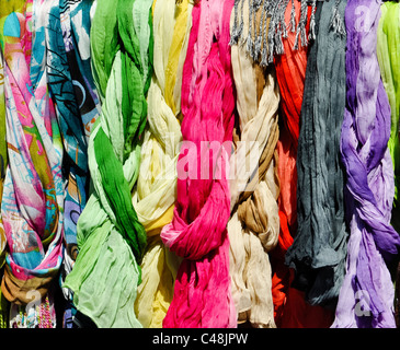 Set di colorate sciarpe di seta su un mercato locale Foto Stock