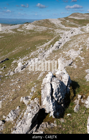 Cadde fine nuvole, area di pavimentazione di pietra calcarea in Cumbria Foto Stock