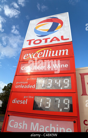 Totale stazione di benzina segno con la benzina e il gasolio prezzi, Suffolk REGNO UNITO Foto Stock