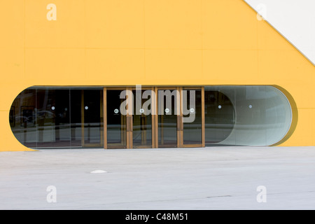 Aviles, Asturie, Spagna. Oscar Niemeyer International Cultural Center. È un centro culturale progettato dal brasiliano Oscar Niemeyer. Anno 2011 Foto Stock