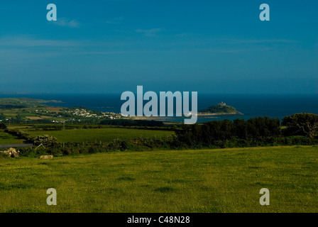 Guardando verso il basso su campi verdi verso St Michaels Mount, Cornwall, England Regno Unito Foto Stock