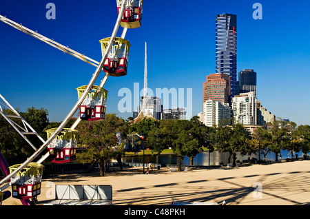 Melbourne Australia / la skyline di Melbourne vista dal Birrarung Marr Park in Victoria Australia. Foto Stock