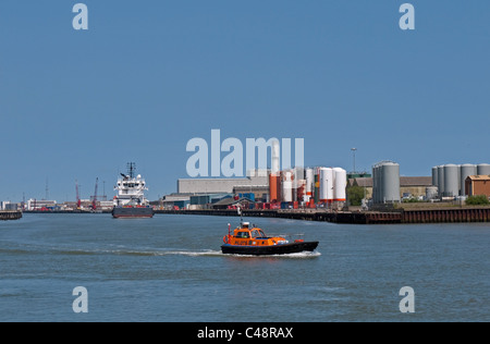 Barca pilota scortando nave fuori del porto di Yarmouth, Norfolk, Inghilterra Foto Stock