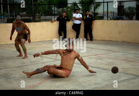 Una sfera di Maya giocatore colpisce la palla con la hip come egli svolge nel villaggio Chapab in Yucatan Stato nella penisola dello Yucatan in Messico Foto Stock