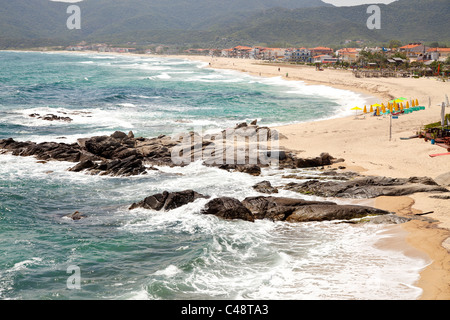 La lunga spiaggia del resort per vacanze Sarti, Sithonia, Calcidica, Grecia Foto Stock