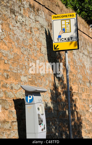 Italia, Roma, parchimetro e cartello Foto Stock