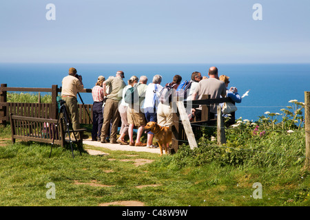 Gli amanti del birdwatching a Bempton Cliffs East Riding of Yorkshire Inghilterra Foto Stock