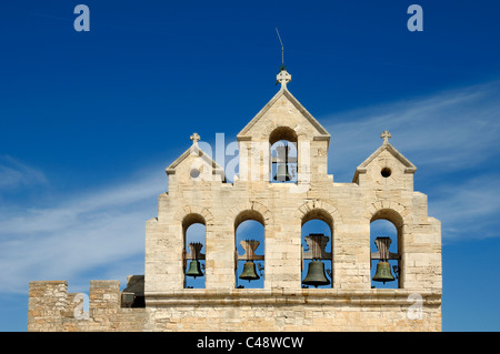 Cinque campane in Belfry, Campanile o Gable della chiesa fortificata di Notre-Dame-de-la-Mer Les Saintes-Maries-de-la-Mer Camargue Provence Francia Foto Stock