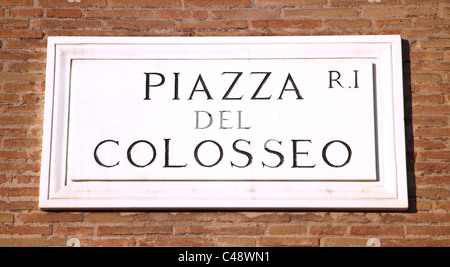 Piazza del Colosseo - segno della strada di antico anfiteatro romano a roma, Italia Foto Stock