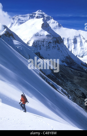 L'uomo climbing Chang Zheng Peak (6996m) nei pressi del monte Everest Foto Stock