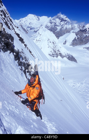 L'uomo salire la parete nord del monte Everest. Foto Stock