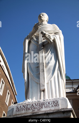 St. Ambrogio statua patrono di Milano. Foto Stock
