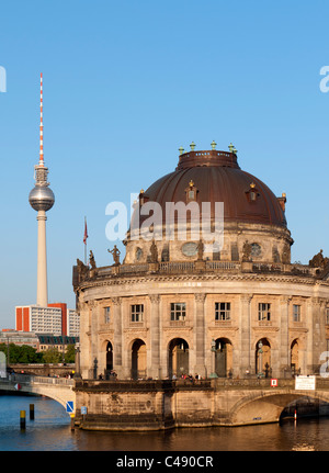 Vista serale di Bode Museum Il Museo Island o Museumsinsel in Mitte Berlino Germania Foto Stock