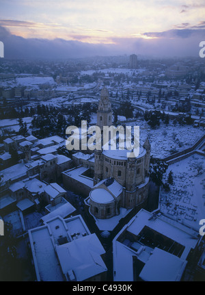 Fotografia aerea della Dormition Abbey nella città vecchia di Gerusalemme dopo la neve strom di sunrise Foto Stock