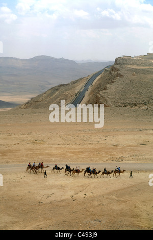 La fotografia aerea di una carovana di cammelli vicino alla moderna città di Mitzpe Ramon nel deserto del Negev Foto Stock