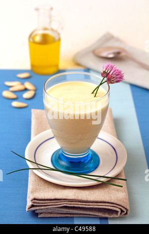 Zuppa di mandorle 'Ajoblanco'. Ricetta disponibile. Foto Stock