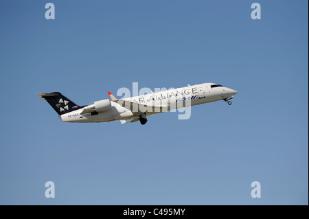 Aeroplano della compagnia Star Alliance Adria al decollo dall'aeroporto di Monaco di Baviera in Germania Foto Stock