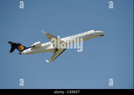 Aereo Bombardier CRJ700 della compagnia aerea tedesca Lufthansa Regional al decollo dall'aeroporto di Monaco di Baviera in Germania Foto Stock