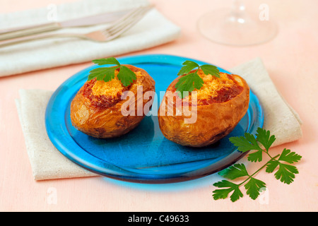 Patate ripiene con salsiccia di Maiorca. Ricetta disponibile. Foto Stock