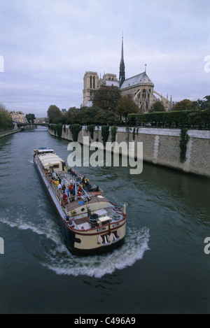 I turisti barca sul fiume Senna a Parigi Foto Stock