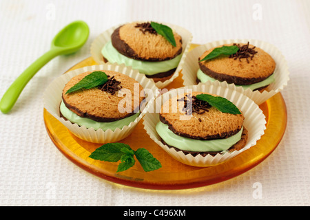 Whoopies con cioccolato e menta. Ricetta disponibile. Foto Stock