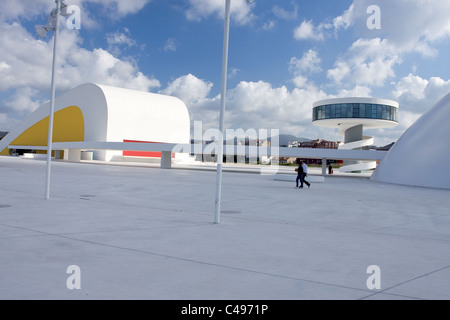 Aviles, Asturie, Spagna. Oscar Niemeyer International Cultural Center. È un centro culturale progettato dal brasiliano Oscar Niemeyer. Anno 2011 Foto Stock