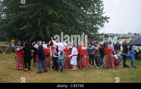 Membri della Littlehampton Madera ballare e cantare il gruppo in esecuzione al fiume Arun weekend di Porto eventi comunitari REGNO UNITO Foto Stock