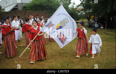 Membri della Littlehampton Madeira ballare e cantare il gruppo in esecuzione al fiume Arun weekend di Porto eventi comunitari REGNO UNITO Foto Stock