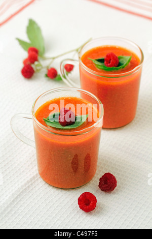 Gazpacho con lamponi. Ricetta disponibile Foto Stock