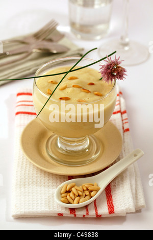 Pere e pinoli zuppa. Ricetta disponibile. Foto Stock