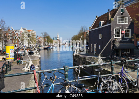 De Sluyswacht waterfront cafe su Jodenbreestraat nel centro della città di Amsterdam, Paesi Bassi Foto Stock