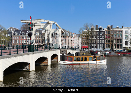 Il Magere Brug, sul fiume Amstel di Amsterdam, Paesi Bassi Foto Stock