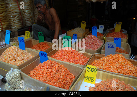 Gamberi secchi e gamberi, mercato di Chinatown Bangkok in Thailandia Foto Stock