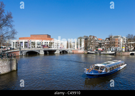 Crociera Turistica sul Fiume Amstel vicino a Waterlooplein, Amsterdam, Paesi Bassi Foto Stock