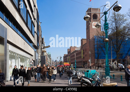 Negozi su Damrak con Beurs van Berlage (la vecchia Borsa) sulla destra, Amsterdam, Paesi Bassi Foto Stock