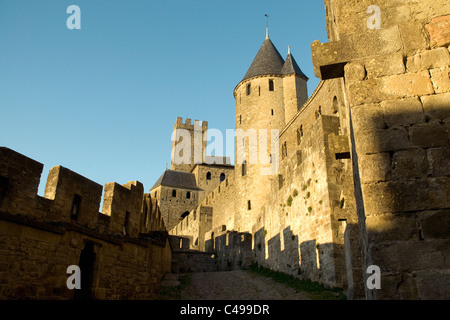 La Stout torrette e bastioni di Carcassonne la cittadella, una volta una fortezza in Francia il Paese Cataro Foto Stock